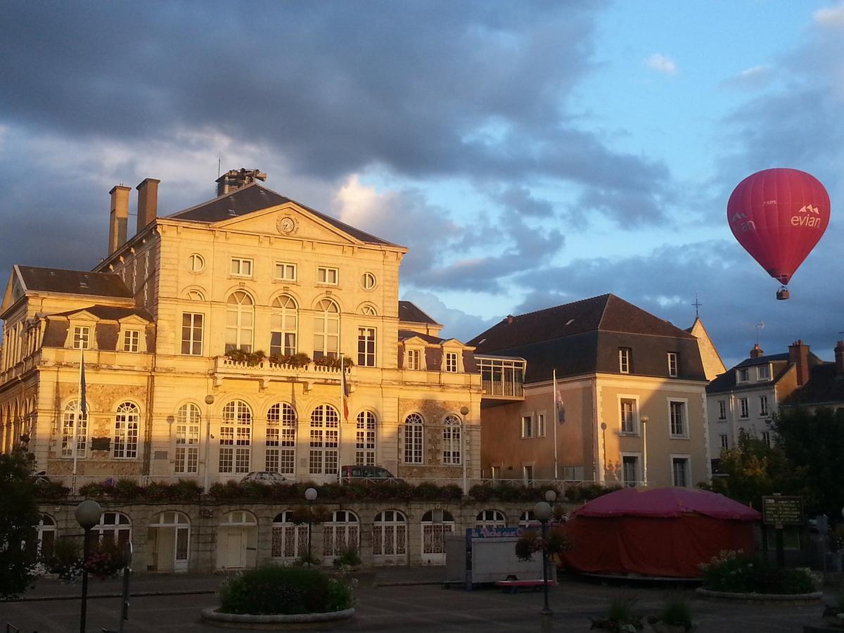Hotel Au Lion D'Or Nogent-le-Rotrou Exterior foto
