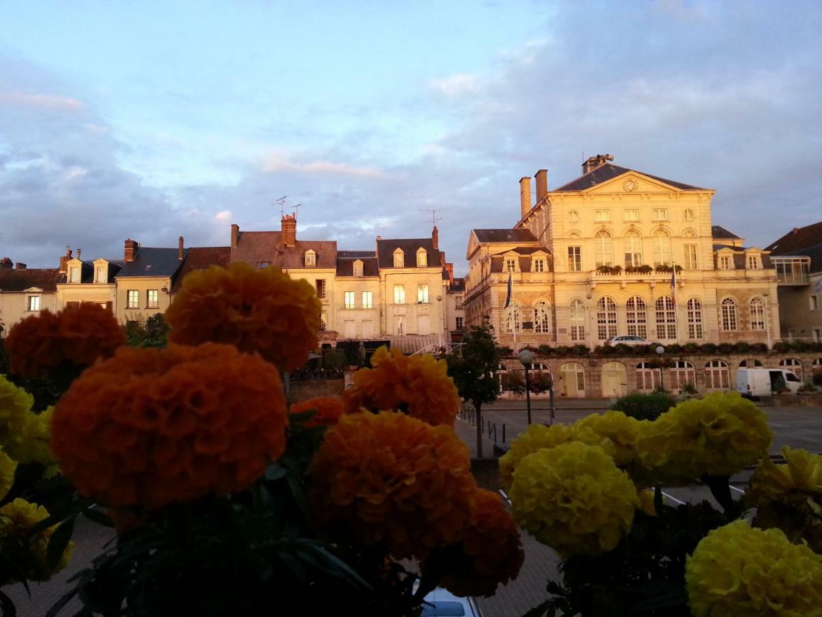 Hotel Au Lion D'Or Nogent-le-Rotrou Exterior foto